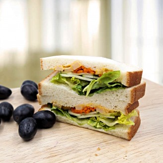 Curry Chicken Sandwich with Fruit