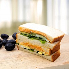 Tom Yam Tuna Sandwich with Fruit